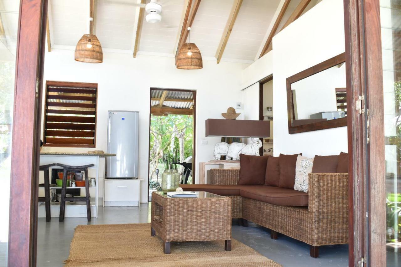 פורט וילה Whispering Palms - Absolute Beachfront Villas מראה חיצוני תמונה